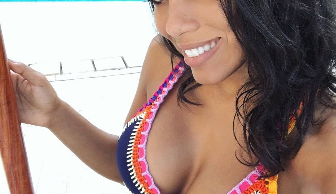 Sexy Latina ist stolz auf ihre kleinen Bikini Titten